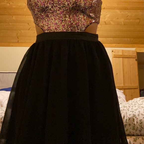 The PERFECT New Years dress - Picture 2 of 3